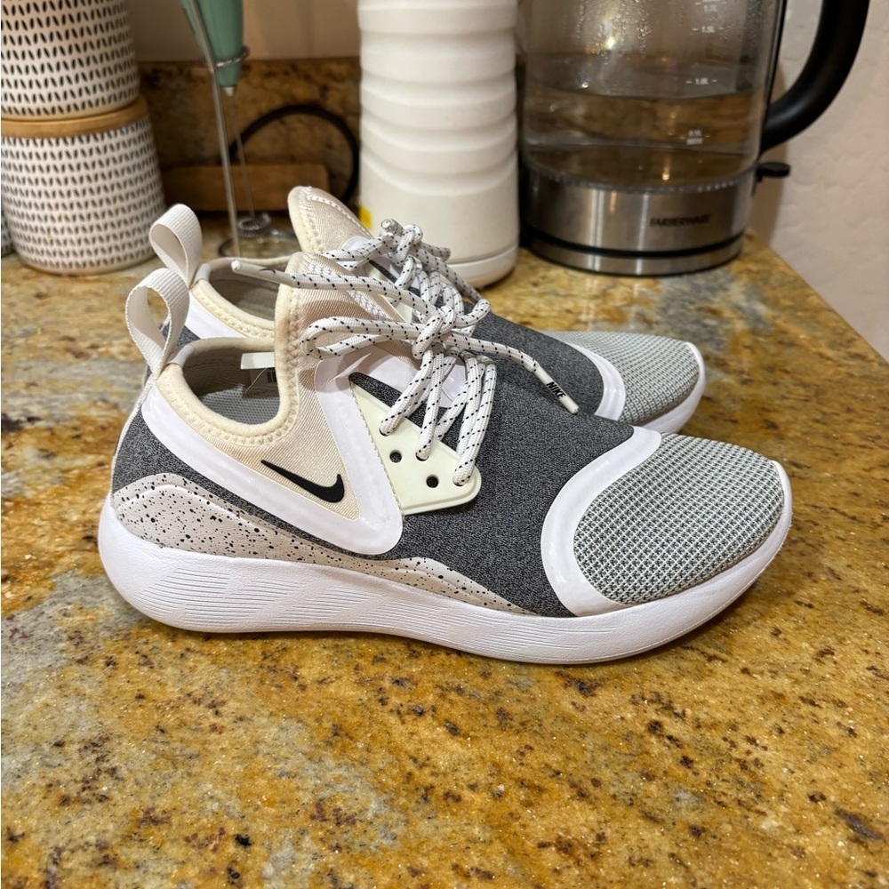 Nike lunarcharge size 6